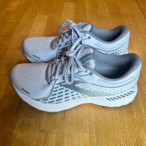 brooks white adrenaline GTS 21 shoes